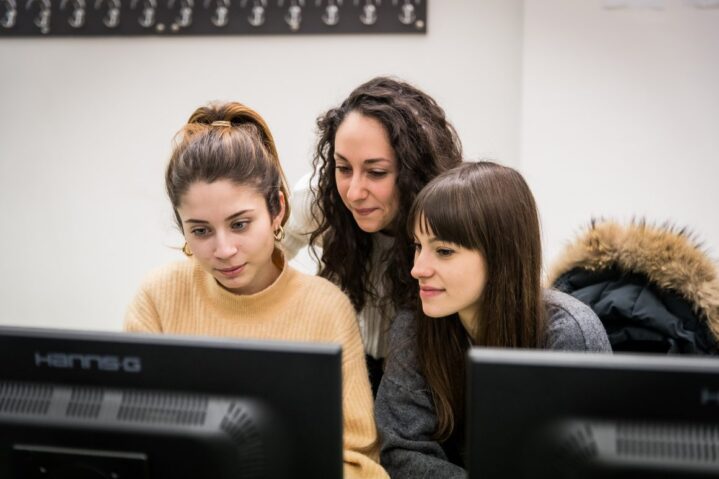 students working on the computer