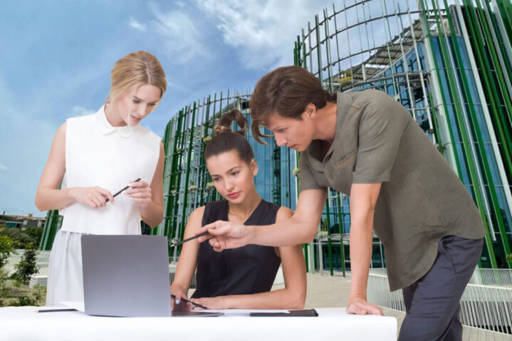 the tutor explains to the students