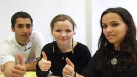 studenti con il pollice alll'in sù