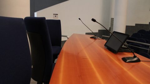 Aula Magna, particolare tavolo presidenziale