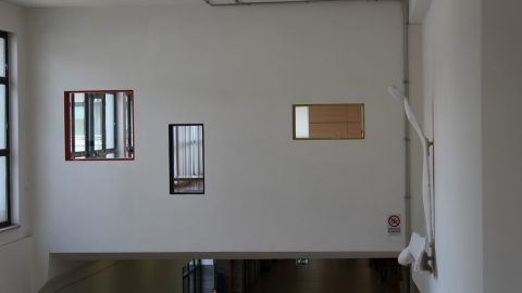 interno con finestre e installazione